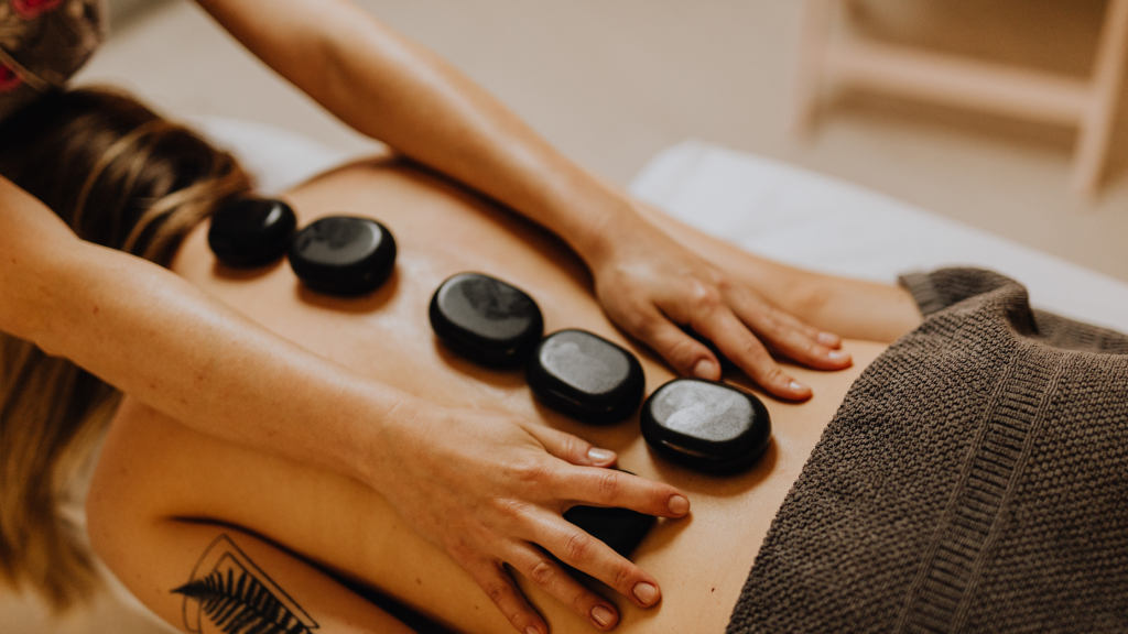 Les bienfaits des massages aux pierres chaudes