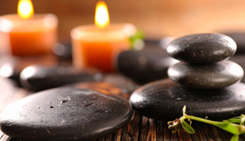 Les bienfaits des massages aux pierres chaudes