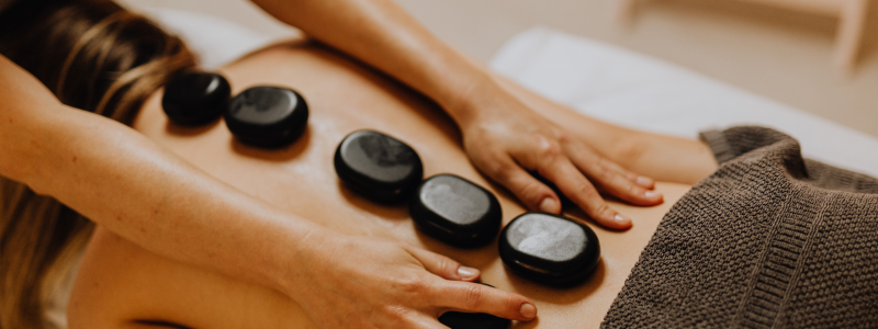 Les bienfaits des massages aux pierres chaudes Les bienfaits des massages aux pierres chaudes